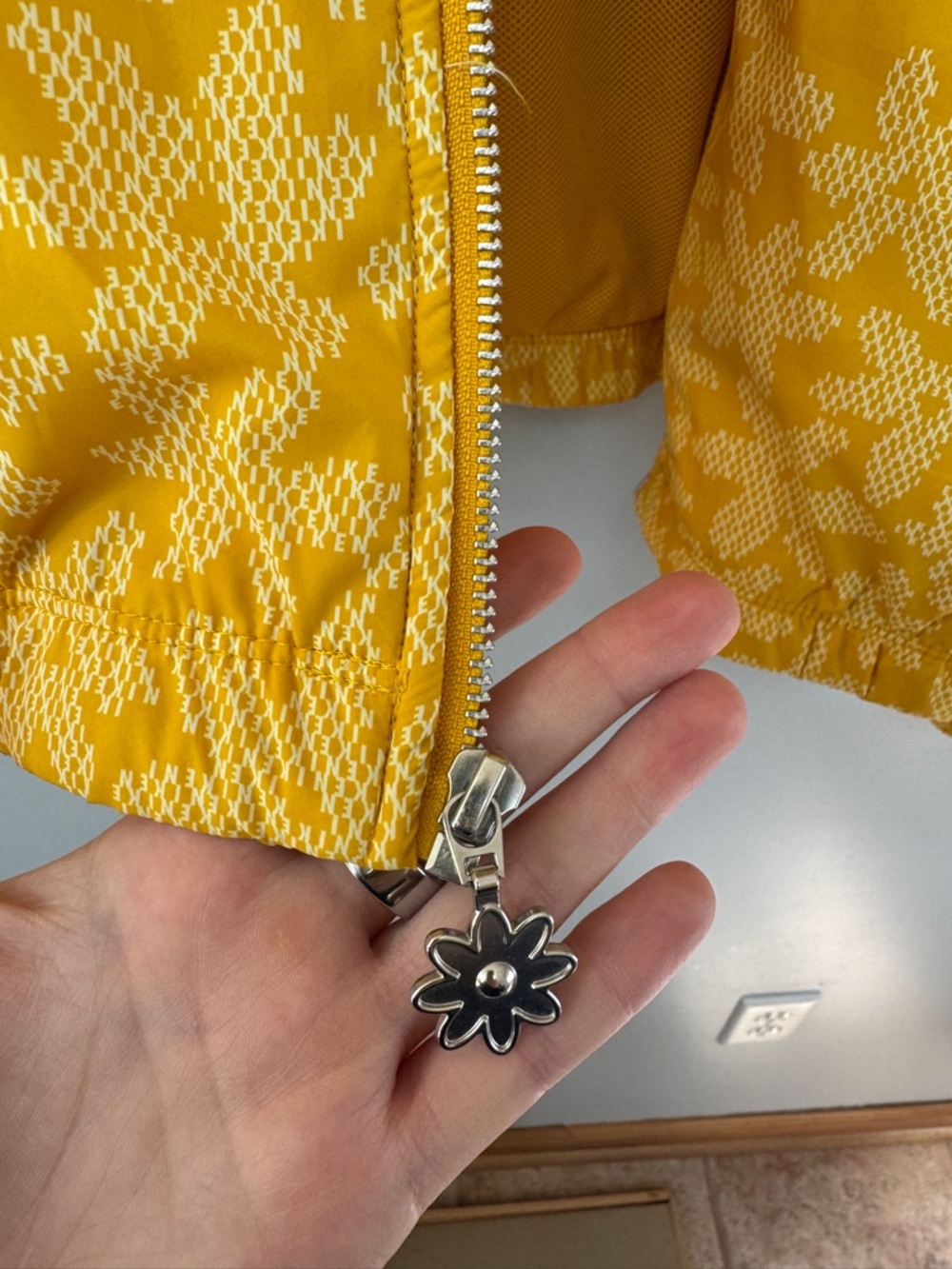 Nike Size Large Printed Yellow Daisy Floral Jacket - Picture 5 of 5